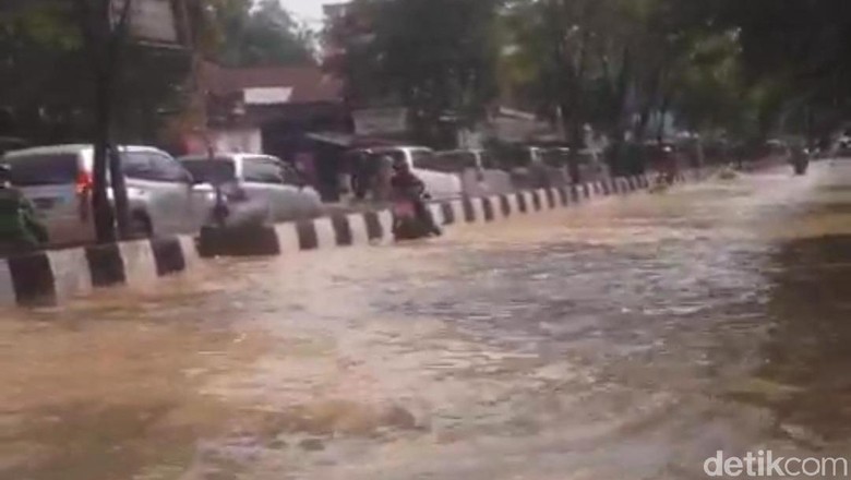 Banjir Lagi di Jalanan Kota Samarinda Banjir Lagi di Jalanan Kota Samarinda