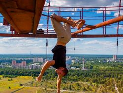 Aksi Gila Instagrammer Bertaruh Nyawa di Ketinggian