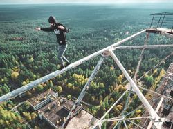 Aksi Gila Instagrammer Bertaruh Nyawa di Ketinggian