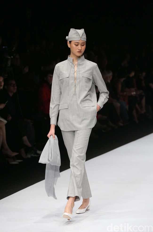 Auguste Soesastro membuka fashion show DFK (Dewi Fashion Knight) tahun ini dengan mengangkat tema Javanese Invasion di Jakarta Fashion Week 2020, Senayan City, Jakarta. Senin [28/10/2019]. Foto: Rachman Haryanto/detikcom