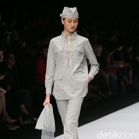 Auguste Soesastro membuka fashion show DFK (Dewi Fashion Knight) tahun ini dengan mengangkat tema Javanese Invasion di Jakarta Fashion Week 2020, Senayan City, Jakarta. Senin [28/10/2019]. Foto: Rachman Haryanto/detikcom