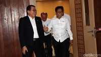 Abdul Halim Iskandar tiba di gedung DPR untuk menggelar rapat kerja dengan Komisi V, Selasa (19/11/2019).