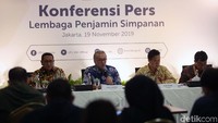 Ketua Dewan Komisioner Lembaga Penjamin Simpanan (LPS) Halim Alamsyah (kedua kiri), Kepala Eksekutif LPS Fauzi Ichsan (kedua kanan), Anggota Dewan Komisioner LPS Didik Madiyono (kiri) dan Pelaksana Tugas (Plt) Direktur Eksekutif Riset, Surveilans, dan Pemeriksaan LPS Ferdinan Dwikoraja Purba menggelar konferensi pers review suku bunga penjaminan LPS di Jakarta, Selasa (19/11/2019).