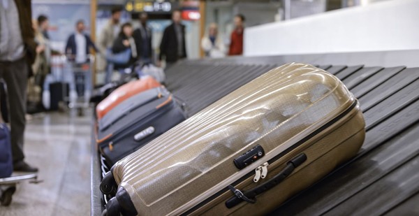 Cek juga mau koper roda dua atau empat. Jika sering bepergian, disaranin beli koper yang rodanya 4 saja. Karena mempermudah kamu menarikna tanpa mengeluarkan banyak tenaga. (iStock) Cek juga mau koper roda dua atau empat. Jika sering bepergian, disaranin beli koper yang rodanya 4 saja. Karena mempermudah kamu menarikna tanpa mengeluarkan banyak tenaga. (iStock)