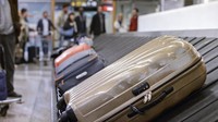 Cek juga mau koper roda dua atau empat. Jika sering bepergian, disaranin beli koper yang rodanya 4 saja. Karena mempermudah kamu menarikna tanpa mengeluarkan banyak tenaga. (iStock)
