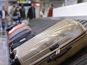 Cuma Demi Konten, Wanita Rebahan di Conveyor Belt, Ia Dihujat Netizen
