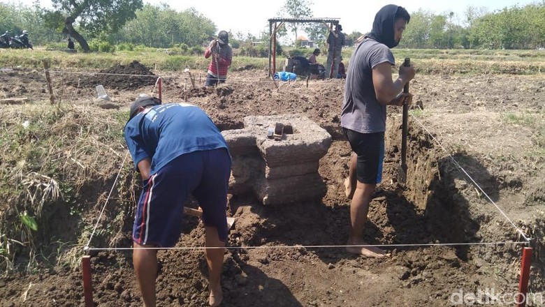 Ekskavasi Tumpukan Batu di Lamongan Temukan Porselen Masa Dinasti Yuan Ekskavasi Tumpukan Batu di Lamongan Temukan Porselen Masa Dinasti Yuan