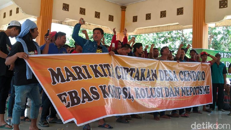 Puluhan Warga di Mojokerto Protes Pengelolaan Dana Desa Tak Transparan Puluhan Warga di Mojokerto Protes Pengelolaan Dana Desa Tak Transparan
