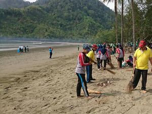 Seribu Warga Sapu Bersih Enam Pantai di Trenggalek