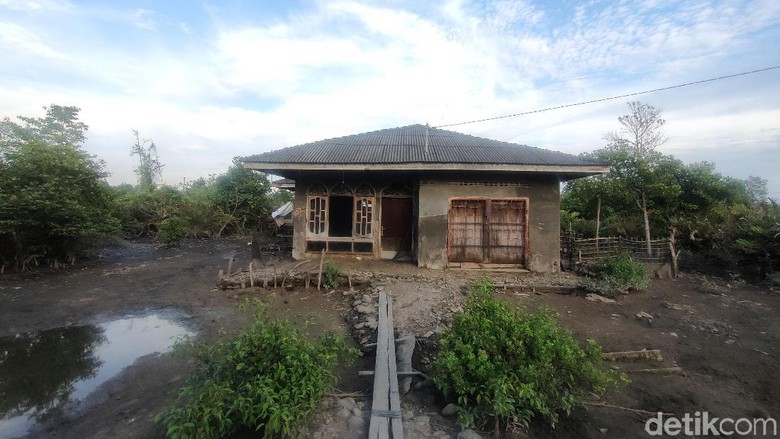 Densus 88 Geledah Rumah Tersangka Teroris di Medan Belawan Densus 88 Geledah Rumah Tersangka Teroris di Medan Belawan