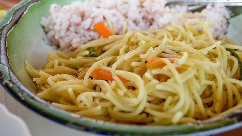 Mi xao vietnamien vÃ©gÃ©tarien avec du riz blanc.