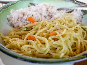 Warga +62 Doyan Makan Mi Instan Pakai Nasi, Kalorinya Berapa Ya?