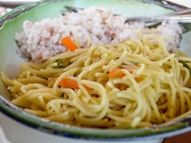 Jangan Makan Mie Instan Pakai Nasi, Ini Efek Buruknya