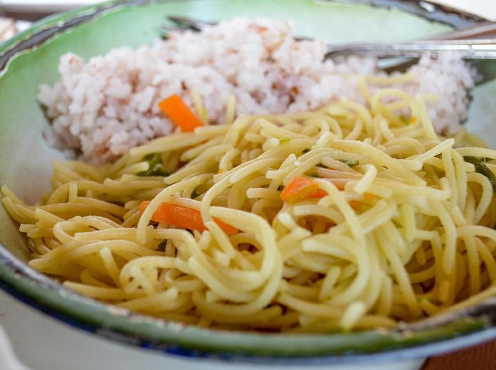 Mi xao vietnamien vÃ©gÃ©tarien avec du riz blanc.