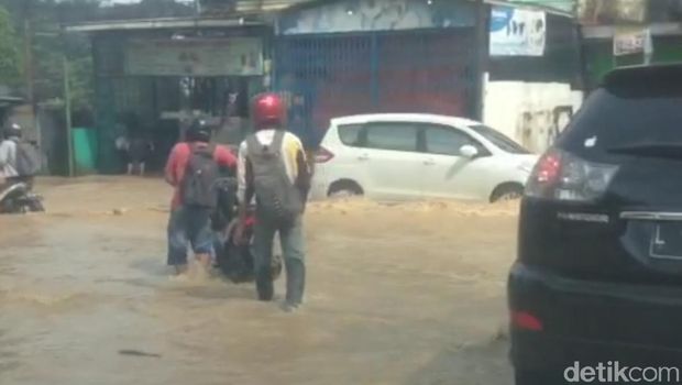 Banjir di Jl DI Panjaitan Kota Samarinda, Kaltim, Selasa (19/11/2019)