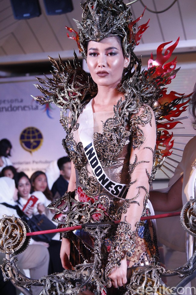 Bertajuk ‘Sang Wanita’, kostum nasional ini adalah buah kolaborasi Morphacio Body Art dan Mayaratih Couture. Kalau dulu kan grande, sekarang konsep desainnya lebih simpel karena ingin menonjolkan makna dan pesan yang ingin disampaikan, ungkap Mayaratih. (Foto: Mohammad Abduh/detikcom)