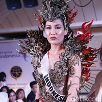 Bertajuk ‘Sang Wanita’, kostum nasional ini adalah buah kolaborasi Morphacio Body Art dan Mayaratih Couture. Kalau dulu kan grande, sekarang konsep desainnya lebih simpel karena ingin menonjolkan makna dan pesan yang ingin disampaikan, ungkap Mayaratih. (Foto: Mohammad Abduh/detikcom)
