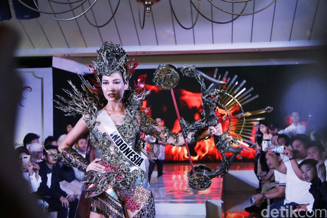 Semangat tersebut tergambarkan pada dekorasi berbentuk api-apian yang terbuat dari akrilik. Ikie dari Morphacio mengatakan, mengolah akrilik tersebut menjadi tantangan tersendiri dalam proses kreatifnya. Kami juga menggunakan logam dari kerangka baja, tambahnya. (Foto: Mohammad Abduh/detikcom)