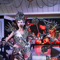 Semangat tersebut tergambarkan pada dekorasi berbentuk api-apian yang terbuat dari akrilik. Ikie dari Morphacio mengatakan, mengolah akrilik tersebut menjadi tantangan tersendiri dalam proses kreatifnya. Kami juga menggunakan logam dari kerangka baja, tambahnya. (Foto: Mohammad Abduh/detikcom)