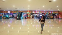 Di basemant yang tersedia tempat permainan anak pun tak ramai pengunjung.