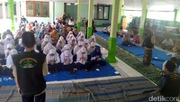 Rukyah kali ini hanya menyasar 53 siswa yang selalu mengalami kesurupan di sekolah sejak Rabu (13/11) sampai Senin (18/11). Mereka merupakan siswa kelas VII, VIII dan IX di SMPN 1 Perak. Mayoritas dari puluhan siswa ini kelas VII dan berjenis kelamin perempuan.