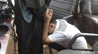 Bahkan Abriel sujud di kaki Roy di hadapan awak media.
