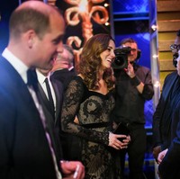 Gaun tersebut hadir dengan material lace yang mempertegas aura keanggunan Kate sebagai seorang anggota keluarga kerajaan. Kesan mewah juga terasa berkat panel berbahan beludu yang menghiasi neckline dan perut. (Foto: Getty Images)