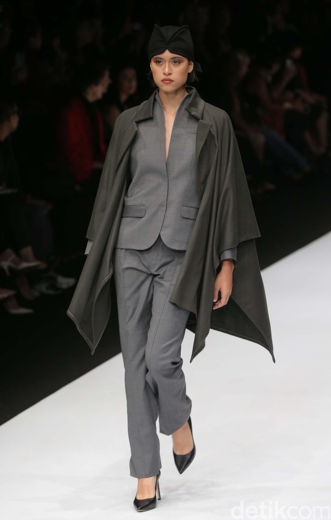 Auguste Soesastro membuka fashion show DFK (Dewi Fashion Knight) tahun ini dengan mengangkat tema Javanese Invasion di Jakarta Fashion Week 2020, Senayan City, Jakarta. Senin [28/10/2019]. Foto: Rachman Haryanto/detikcom