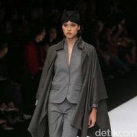 Auguste Soesastro membuka fashion show DFK (Dewi Fashion Knight) tahun ini dengan mengangkat tema Javanese Invasion di Jakarta Fashion Week 2020, Senayan City, Jakarta. Senin [28/10/2019]. Foto: Rachman Haryanto/detikcom