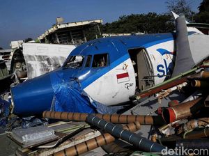 Potret Tumpukan Bangkai Pesawat di Pesisir Jakarta Utara