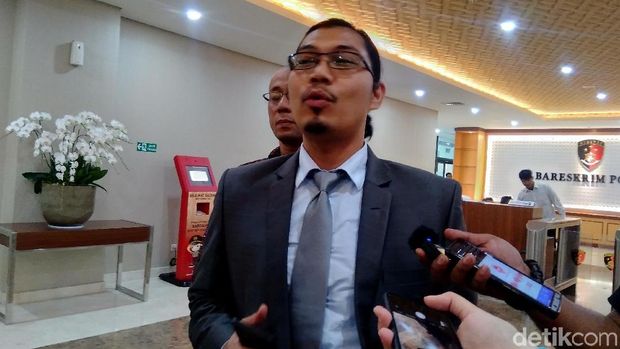 Kuasa Hukum FPMB, Dedi Junaedi, melaporkan Sukmawati Soekarnoputri ke Bareskrim atas dugaan penodaan agama