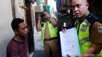 Saat dipergoki di alamat data kendaraan di jalan Mangga Besar, Jakarta Barat, ternyata pemilik asli melakukan manipulasi data identitas kepemilikan. Alamat yang berada di gang sempit itu ternyata digunakan oleh pemilik aslinya agar dapat menghindari petugas pajak. Rizki Pratama/Detikcom.