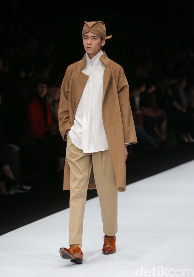 Auguste Soesastro membuka fashion show DFK (Dewi Fashion Knight) tahun ini dengan mengangkat tema Javanese Invasion di Jakarta Fashion Week 2020, Senayan City, Jakarta. Senin [28/10/2019]. Foto: Rachman Haryanto/detikcom