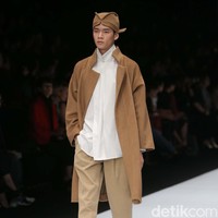 Auguste Soesastro membuka fashion show DFK (Dewi Fashion Knight) tahun ini dengan mengangkat tema Javanese Invasion di Jakarta Fashion Week 2020, Senayan City, Jakarta. Senin [28/10/2019]. Foto: Rachman Haryanto/detikcom