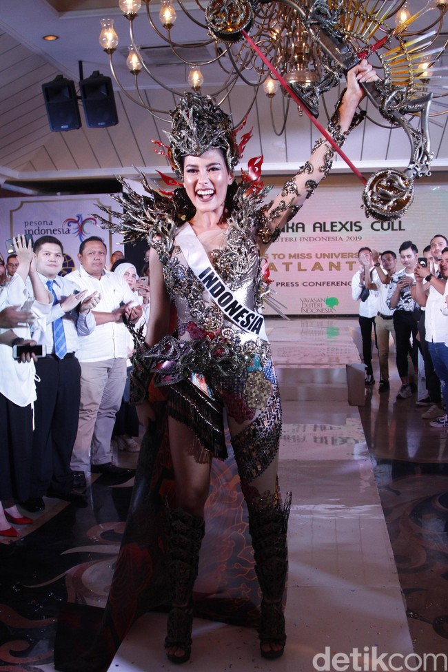 Inilah aksi Puteri Indonesia 2019 Frederika Alexis Cull dengan kostum nasional bertajuk ‘Sang Wanita’ yang akan menjadi andalannya untuk ajang Miss Universe 2019 di Atlanta, Georgia, AS, pada awal Desember. Penampilannya kali ini dalam rangka jumpa pers keberangkatannya ke ajang tersebut di kawasan Menteng, Jakarta Pusat, Selasa (19/11/2019). (Foto: Mohammad Abduh/detikcom)