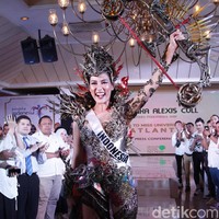 Inilah aksi Puteri Indonesia 2019 Frederika Alexis Cull dengan kostum nasional bertajuk ‘Sang Wanita’ yang akan menjadi andalannya untuk ajang Miss Universe 2019 di Atlanta, Georgia, AS, pada awal Desember. Penampilannya kali ini dalam rangka jumpa pers keberangkatannya ke ajang tersebut di kawasan Menteng, Jakarta Pusat, Selasa (19/11/2019). (Foto: Mohammad Abduh/detikcom)