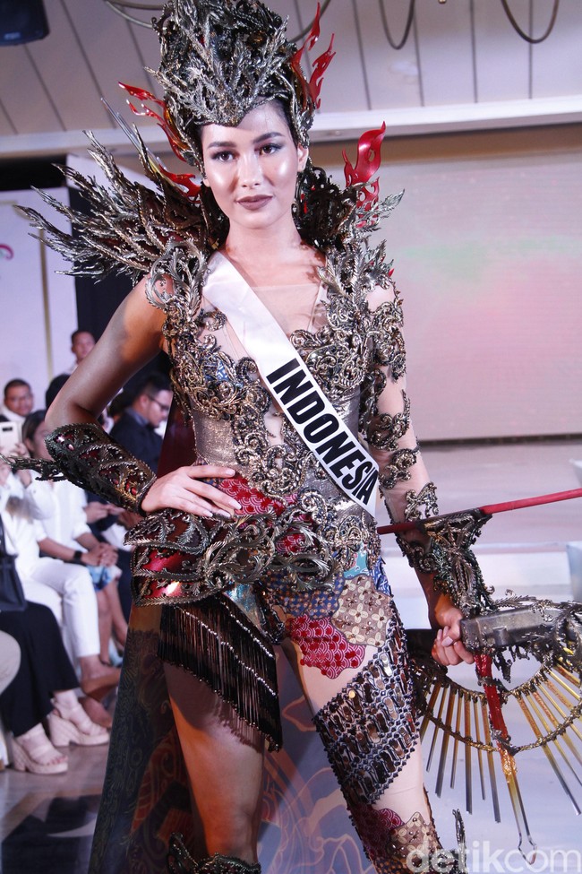 Inspirasinya bersumber dari warisan Srikandi. Srikandi dipandang mewakili karakter wanita Indonesia yang seutuhnya, yakni lemah lembut, penuh cinta sekaligus sosok pejuang yang kuat. Adapun pembuatannya memakan waktu sebulan dan bobotnya mencapai 10 kilogram. (Foto: Mohammad Abduh/detikcom)
