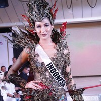 Inspirasinya bersumber dari warisan Srikandi. Srikandi dipandang mewakili karakter wanita Indonesia yang seutuhnya, yakni lemah lembut, penuh cinta sekaligus sosok pejuang yang kuat. Adapun pembuatannya memakan waktu sebulan dan bobotnya mencapai 10 kilogram. (Foto: Mohammad Abduh/detikcom)