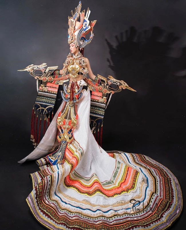 “Apa yang juga sangat bermanfaat tahun ini adalah bekerja dengan orang-orang dari seluruh dunia untuk melakukan perubahan dan membuat dampak positif. Sebagai Mrs World, saya beruntung bepergian ke 10 negara dan 22 kota, menjadi sukarelawan dengan banyak organisasi amal, dan berbagi kisah saya untuk mendorong dan menanamkan harapan pada orang lain, cerita Le Foto: Instagram