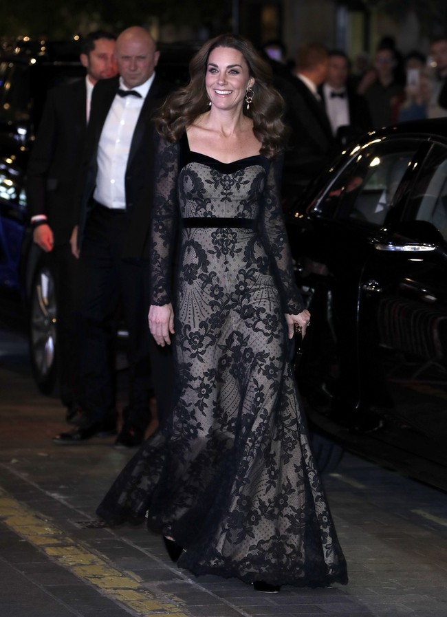 Perempuan 37 tahun itu lalu menyempurnakan gayanya dengan clutch hitam bergaya klasik, berikut anting bernuansa emas dari Erdem dan pointed heels Jimmy Choo. (Foto: Getty Images)