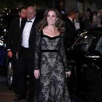 Perempuan 37 tahun itu lalu menyempurnakan gayanya dengan clutch hitam bergaya klasik, berikut anting bernuansa emas dari Erdem dan pointed heels Jimmy Choo. (Foto: Getty Images)