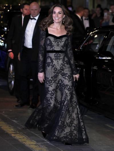 Kate Middleton mengenakan gaun keluaran Alexander McQueen yang kini digawangi creative director Sarah Burton.Foto: Getty Images Kate Middleton mengenakan gaun keluaran Alexander McQueen yang kini digawangi creative director Sarah Burton.Foto: Getty Images