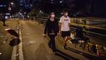 Para Orang Tua Menunggu Demonstran yang Terjebak di Kampus Hong Kong