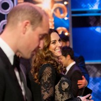 Gaya Kate Middleton semakin anggun dengan hair-do bergaya bouncy waves yang dibiarkan bebas tergerai. (Foto: Getty Images)