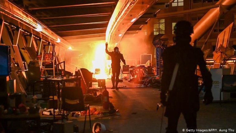 Dikepung Polisi di Kampus, Demonstran Hong Kong Diminta Menyerah Dikepung Polisi di Kampus, Demonstran Hong Kong Diminta Menyerah