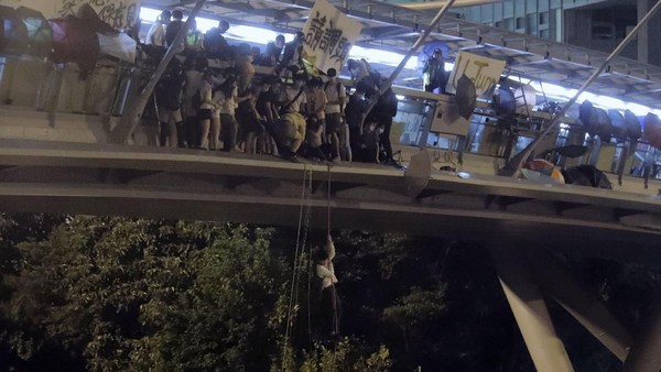 Saat Ratusan Demonstran Hong Kong Dikepung Polisi di Kampus
