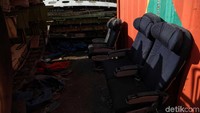 Beberapa kursi penumpang berjejer di lokasi.