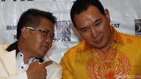 Presiden PKS Sohibul Iman dan Ketua Umum Partai Berkarya Tommy Soeharto menggelar jumpa pers seusai melakukan pertemuan di DPP PKS Jakarta, Selasa (19/11).