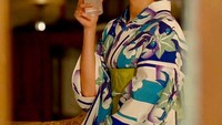 Memakai kimono, aktris manajemen Stardust Promotion ini sedang memegang segelas minuman dingin. Jangan salah fokus dengan kecantikan Erika ya! Foto: Instagram erika.sawajiri.erika