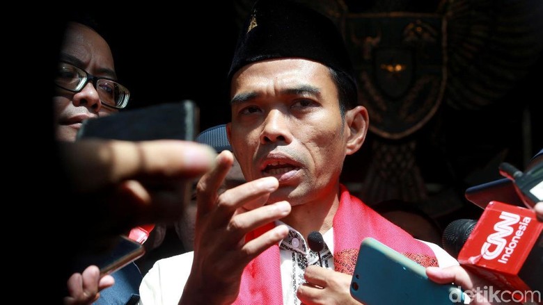 Senyum Ustaz Abdul Somad Usai Isi Tausiyah di KPK Ustaz Abdul Somad (UAS) meninggalkan gedung KPK. Ia mengatakan kehadirannya untuk mengisi tausiyah tentang penguatan mental di tubuh lembaga antirasuah itu.